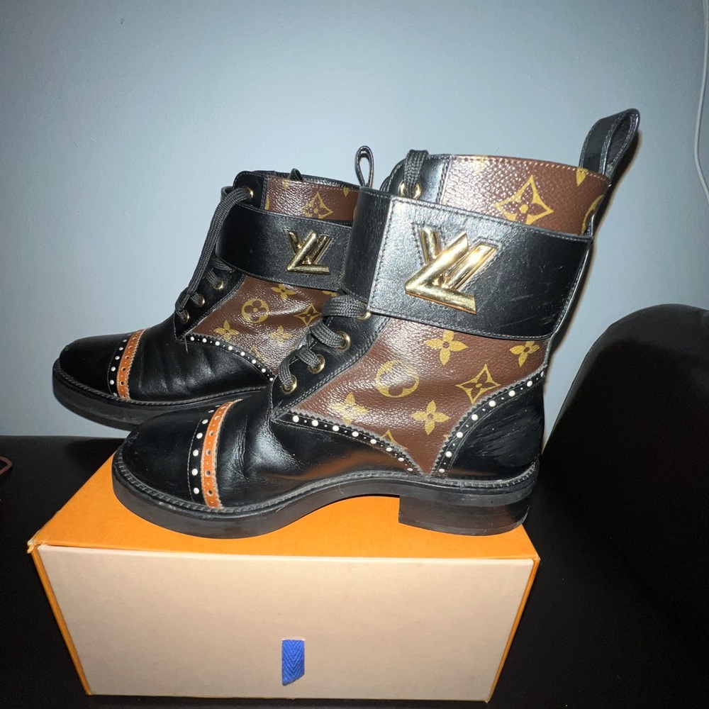 Luis Vuitton Wonder boots size 37